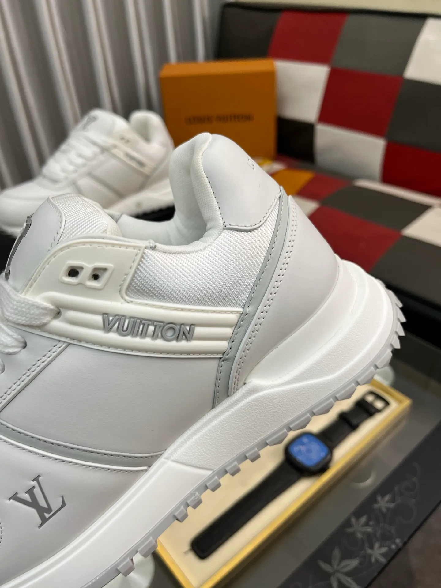 Men's Men's Shoes 💰760⌚️⌚️LV Classic men's sneakers are shipped. Lightweight thick-soled chubby bread shoes, super versatile and multiple styles are coming! This sneaker is made of smooth cowhide punching and grained cowhide stitching to create an elegant design. Grained cowhide is stitched with technical mesh, and smooth cowhide and grained cowhide are combined in multiple styles. The color is classic and versatile, and it can be easily integrated into various styles. The eye-catching LV letters are marked on the side of the shoe, the tongue is decorated with LV embroidered letter web logo, the brand logo is screen-printed on the heel, and the lightweight rubber outsole is embellished with Vuitton's personalized logo. The fabric-lined foot pads make your feet fashionable, handsome and versatile! Comes with full original packaging! Size: 35-46 (40 for women, 38.45.46 for men, customized)
